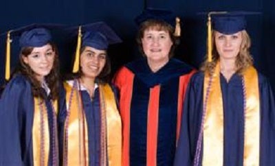 2007 Fellow of the year: Lorna Finnegan with graduating Honors College Students