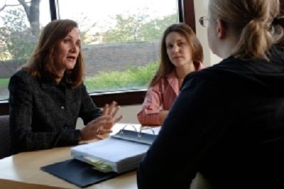 2006 Fellow of the year: Dr. Bette Bottoms engage in discussion with Honors student Alaine Kalder & Barbara Oudekerk